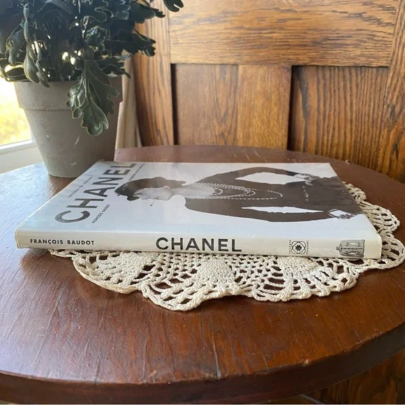 Chanel Universe of Fashion Book EUC - Picture 4 of 13